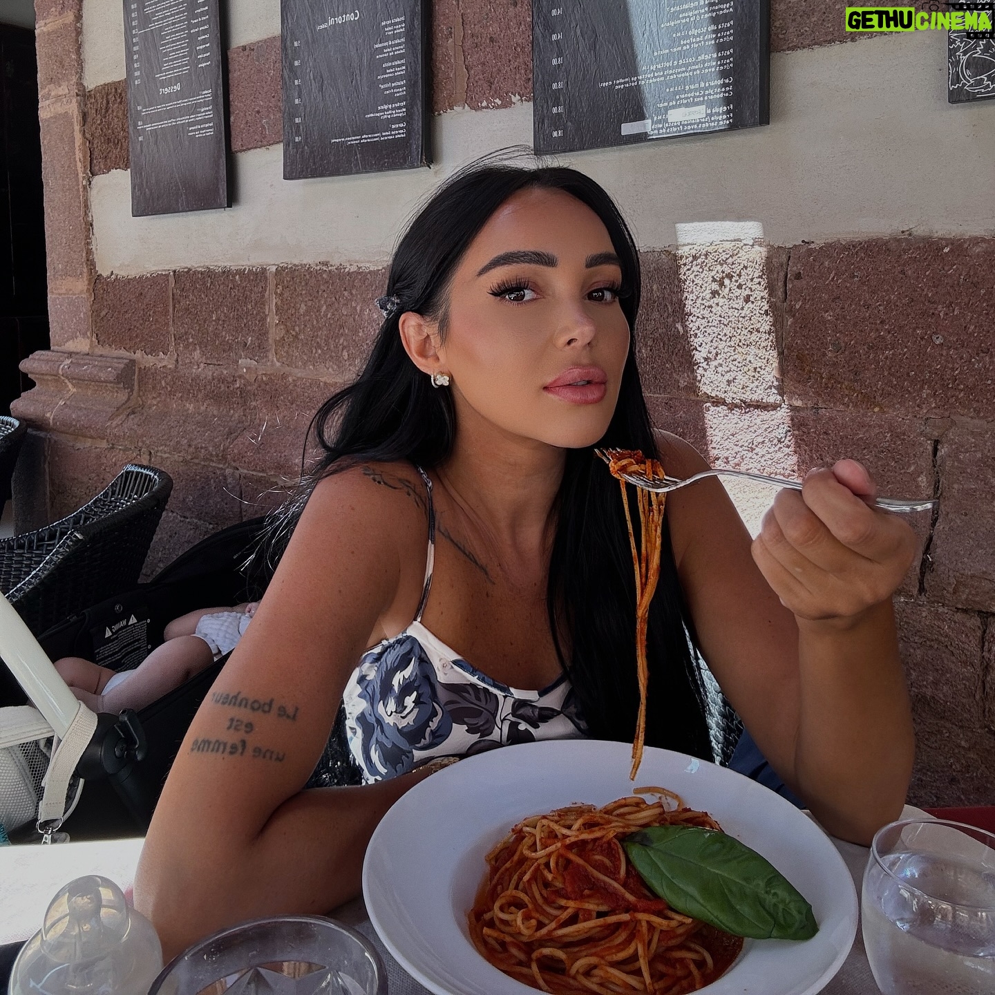 Fidji Ruiz - 94.1K Likes - Les pâtes c’est la vie ! C’est quoi tes préf ? Sachez que c’est les meilleurs spaghettis tomates que jai mangé de ma vie j’en rêve encore.