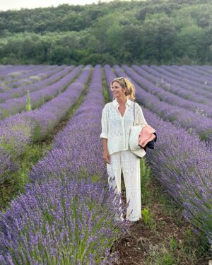 Filippa Lagerbäck Instagram - Un concerto immersi nella natura, in un meraviglioso campo di lavanda della Toscana, viaggiando con la musica di @emiliano.toso che ci regala sempre e solo buone vibrazioni. Grazie di 💜🐝🌾
