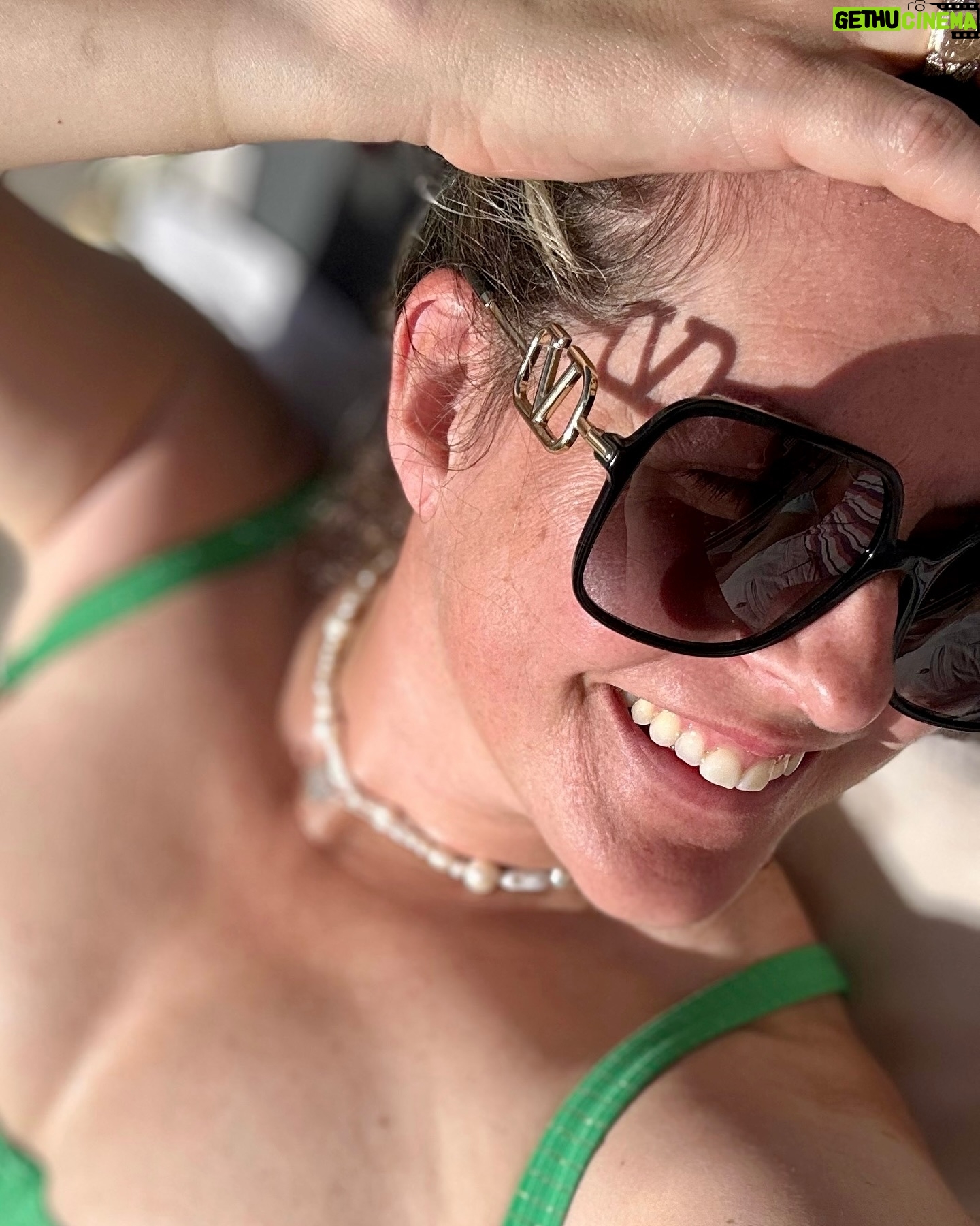 Filippa Rådin - 1.7K Likes - Det är ändå oroligt.
Igår var det spöregn och storm och man var orolig för att något träd skulle blåsa omkull och så vaknar man till det här, knallblå himmel och sol ☀️
Tvära kast kan man lugnt säga.
Vad har du för väder där du är?
❤️F