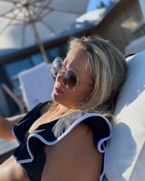 Filippa Rådin Instagram - Den här sommaren har handlat om återhämtning i första hand. Prioritera och känna efter vad som är viktigt för oss som familj. 
Njuta, vila, träna, äta gott och umgås. 
Och i dag när jag låg på min solstol bredvid Henne slår det mig hur viktig det varit och hur lyckligt lottad jag är som kan och får välja att tycka på paus. 
Stor kram 
❤️F
