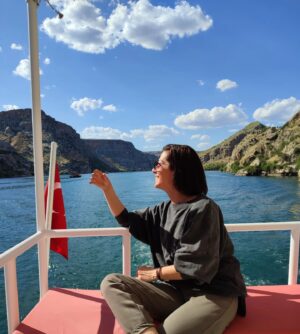 Filiz Ahmet Instagram - Cruisin through the time on the river Euphrates 🍀
 Fırat nehri üzerinde zamanda yolculuk 💫
#fırat #euphrates