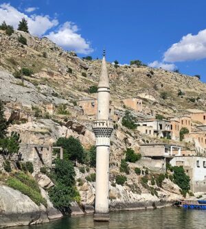 Filiz Ahmet Instagram - Cruisin through the time on the river Euphrates 🍀
 Fırat nehri üzerinde zamanda yolculuk 💫
#fırat #euphrates