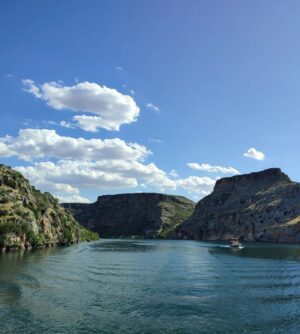 Filiz Ahmet Instagram - Cruisin through the time on the river Euphrates 🍀
 Fırat nehri üzerinde zamanda yolculuk 💫
#fırat #euphrates