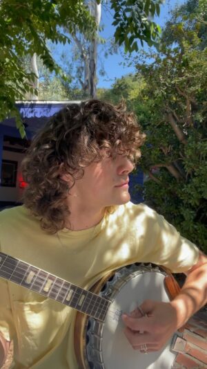 Fin Argus Instagram - been dreaming about being a baby mole living in the mud so wrote this today

#banjo #originalmusic #folk #singersongwriter