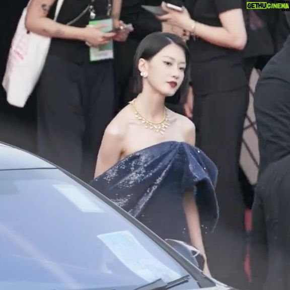 Fish Liew - 14.9K Likes - 距離第一次參加金像獎,不經不覺原來已經過了10年
那個被關楚耀牽著走紅地毯的害羞女孩
依家已經變成害羞女人
也多了很多同行的夥伴
不變的還是跟10年前同樣公司,10年前後依然忙碌張羅
我焦慮的時候其中一個表徵就是瘋狂碎碎念
從選戰衣開始就一直在念一直在念
經理人、各個單位同事、造型、化妝、髮型
都吃了不少我的胡言亂語碎碎念
很感恩大家都理解我對於金像獎的緊張和重視
請受小弟一拜
再次恭喜各位得獎者
可以親眼見證大家的付出被看見 被嘉許
無論參與多少次都依然會被感動
不知道演員這份工我是否有幸可以做一世
但我知道 我的足印已經在香港電影史留下
如果過左50年、100年
有人問2000年20年代有咩演員
希望點都數到一個廖子妤
@hongkongfilmawards #第四十二屆香港電影金像獎
@aguiltyconscience_movie #毒舌大狀
MAKEUP ARTIST @manmanflm
HAIR STYLIST @cedrictsang
STYLIST @inggradwantmagic @lhsss_
IN ROOM PHOTOGRAPHER @kkay912
STYLING
JEWELLERY @Tiffanyandco
RED CARPET :
Gown @celine #CELINEBYHEDISLIMANE
Shoes @giuseppezanotti #giuseppezanotti
CEREMONY : @Gucci #GucciHongKong
AFTER PARTY : @Prada
ONE COOL JAM CAST :
@onecooljamcast
@juanalovesjourney
@dadajamjam
@winitsetse
@c_athy
@kkristykei
@ahmaycheung
📷
@tsekwanhoho
@kkay912
@myfairypanther
