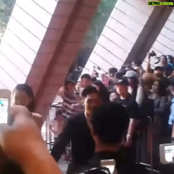 Fish Liew - 14.9K Likes - 距離第一次參加金像獎,不經不覺原來已經過了10年
那個被關楚耀牽著走紅地毯的害羞女孩
依家已經變成害羞女人
也多了很多同行的夥伴
不變的還是跟10年前同樣公司,10年前後依然忙碌張羅
我焦慮的時候其中一個表徵就是瘋狂碎碎念
從選戰衣開始就一直在念一直在念
經理人、各個單位同事、造型、化妝、髮型
都吃了不少我的胡言亂語碎碎念
很感恩大家都理解我對於金像獎的緊張和重視
請受小弟一拜
再次恭喜各位得獎者
可以親眼見證大家的付出被看見 被嘉許
無論參與多少次都依然會被感動
不知道演員這份工我是否有幸可以做一世
但我知道 我的足印已經在香港電影史留下
如果過左50年、100年
有人問2000年20年代有咩演員
希望點都數到一個廖子妤
@hongkongfilmawards #第四十二屆香港電影金像獎
@aguiltyconscience_movie #毒舌大狀
MAKEUP ARTIST @manmanflm
HAIR STYLIST @cedrictsang
STYLIST @inggradwantmagic @lhsss_
IN ROOM PHOTOGRAPHER @kkay912
STYLING
JEWELLERY @Tiffanyandco
RED CARPET :
Gown @celine #CELINEBYHEDISLIMANE
Shoes @giuseppezanotti #giuseppezanotti
CEREMONY : @Gucci #GucciHongKong
AFTER PARTY : @Prada
ONE COOL JAM CAST :
@onecooljamcast
@juanalovesjourney
@dadajamjam
@winitsetse
@c_athy
@kkristykei
@ahmaycheung
📷
@tsekwanhoho
@kkay912
@myfairypanther