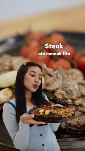 Fita Anggriani Instagram - Bikin Birthday Dinner buat ngerayain Blibli yang lagi lagi ultah!! 

Hulaaa Bubu! Ketemu lagi nih sama aku Fita masih di Resep Ala Bumin! Inspirasi buat para Bubu mendapatkan ide resep masakan keluarga yang hemat ditambah dengan info promo dari Blibli!

Ini dia Resep Steak ala Mama Fita: 

Bahan: 
Daging steak Wagyu
Garam dan Black Paper
Olive oil
Bawang Putih
Rosemary 
Unsalted Butter 

Saus Steak: 
Mushroom 
Cooking Cream
Bawang Putih Cincang
Garam dan Black Paper 

Cara memasak:
-Pertama2 kita bumbui daging secukupnya dengan garam dan merica, lalu biarkan daging sampai mencapai suhu ruang sebelum dimasak.
-Panaskan wajan atau grillpan sampai benar2 panas, lalu tambahkan sedikit minyak baru kemudian masukan daging.
-Tambahkan bumbu aromatik bawang putih dan rosemary. 
-Setelah semua sisi sudah berubah warna kecoklatan kita masukin steak ke dalam oven yang sdh di set ke suhu 190•c selama 5-7 menit. 
-Angkat dan biarkan sebentar sblm disiapkan ke piring cantik ya Bubu! 

#BubuPastiSIP bareng #SahabatIbuPintar #TanpaTipuTipu #PastiPuasDiBlibli #BlibliSahabatIbuPintar #Blibli #UltahBlibli13th