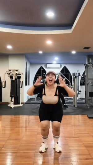 Fitria Rasyidi Instagram - Malu sih tapi asixin aza 🙈🤣 
Btw pertama x nya pake korset full Body gini ternyata enak juga yahhh 😁 yang nanyaaa mulu pake korset apaaaa ini korsetnya beli di @dreamwaistshaper selamattt weekendddd gess! 💪🏻