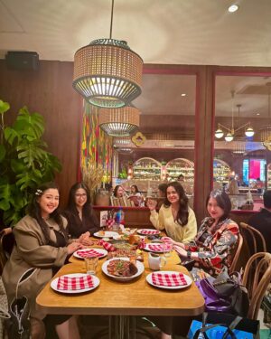 Fitria Rasyidi Instagram - Good friends, good food, good mood, goodday cappucino enyakk😋✨