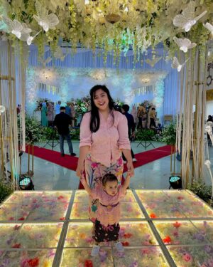 Fitria Rasyidi Instagram - Masih ga percaya ini anaknya @madkucil 🤭

Anak Gadis Kumit Junior Kondangan Pertama kalinya 🤌🏻😍🩷