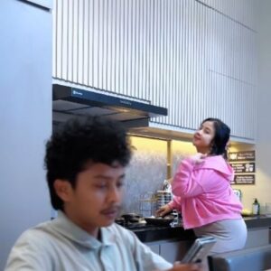 Fitria Rasyidi Instagram - Mungkin ini yang di inginkan para istri 🥸🫣
.
#RumahTanggaKumit
#KumitProject