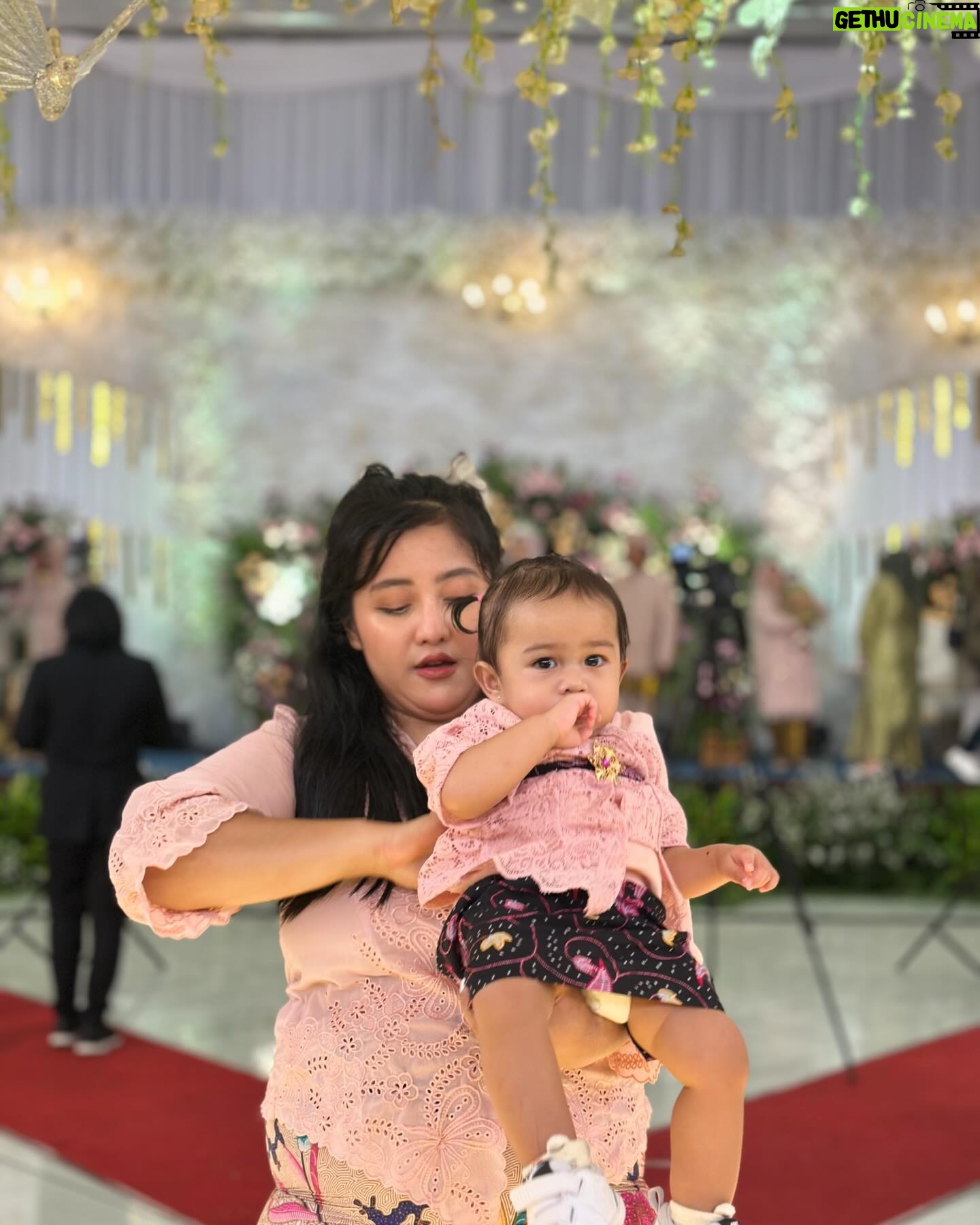 Fitria Rasyidi - 17K Likes - Masih ga percaya ini anaknya @madkucil 🤭
Anak Gadis Kumit Junior Kondangan Pertama kalinya 🤌🏻😍🩷