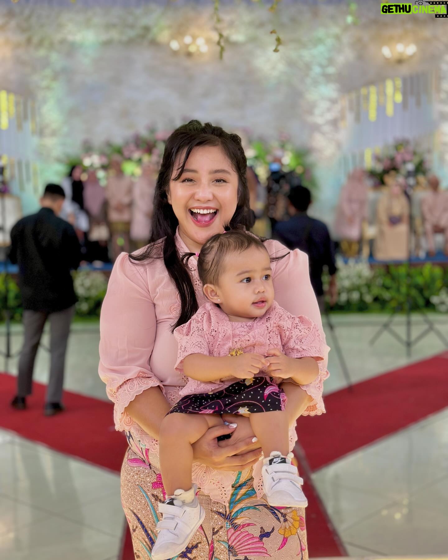 Fitria Rasyidi - 17K Likes - Masih ga percaya ini anaknya @madkucil 🤭
Anak Gadis Kumit Junior Kondangan Pertama kalinya 🤌🏻😍🩷