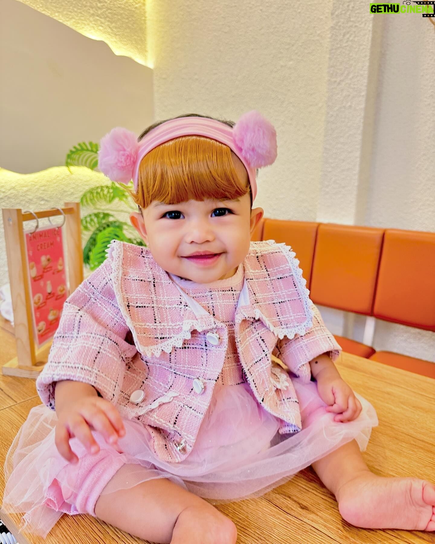 Fitria Rasyidi - 33.5K Likes - Anak saya cantik, sehat, pintar, sholehah ❤️
Gapapa kok hina ibu nya, tapi tolong jangan hina anaknya. Perjuangan utk melahirkan anak ke dunia itu antara hidup dan mati, apakah pantas sesama perempuan seperti itu? Boleh ya sesekali aku down trs Ku share.. ya sebenernya males sih, Sosmed saya pengen kasih yg baik2 yg happy2 aja cuma soal anak jujur gabisa tahan.. 😭💔 semoga kita selalu bisa menjaga lisan atau ketikan kita terhadap sesamanya utk tidak menyakiti hati sesamanya… jangan berlindung dibalik kata “Canda, baper bgt” plis your cruel!