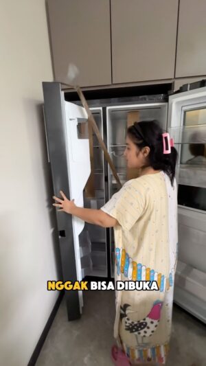 Fitria Rasyidi Instagram - Yap bener bgt jawaban dr kalian kulkas yg gue beli zonk gabisa dibuka lebarrr, alhasil gue mesti bongkar Kitchen set yg udah jadi 😭 dan butuh waktu cukup lama utk di acc itu, bener2 diluar dugaan, pelajaran bgt emang, harus lebih teliti dan detail utk pengukuran dan penempatan2 tempat furnitur rumah itu.. semoga hal kaya gini ga terjadi sama kalian yg lagi bangun atau renov rumah ya semangat terusss!!! Semoga selalu di permudah segala urusan nya… 😢😩 

Sebenernya kita udah detail utk ngukur2 nya diawal, cuma emang kecolongan dan ga ngeh aja perkara bukaan kulkas itu, Bukan salah kamu sih bang, salah tembok nya kenapa disitu 😮‍💨 @madkucil 

Gimana guys tetep estetik kan???? 
Sebenernya banyak bgt drama2 ttg rumah tuh..