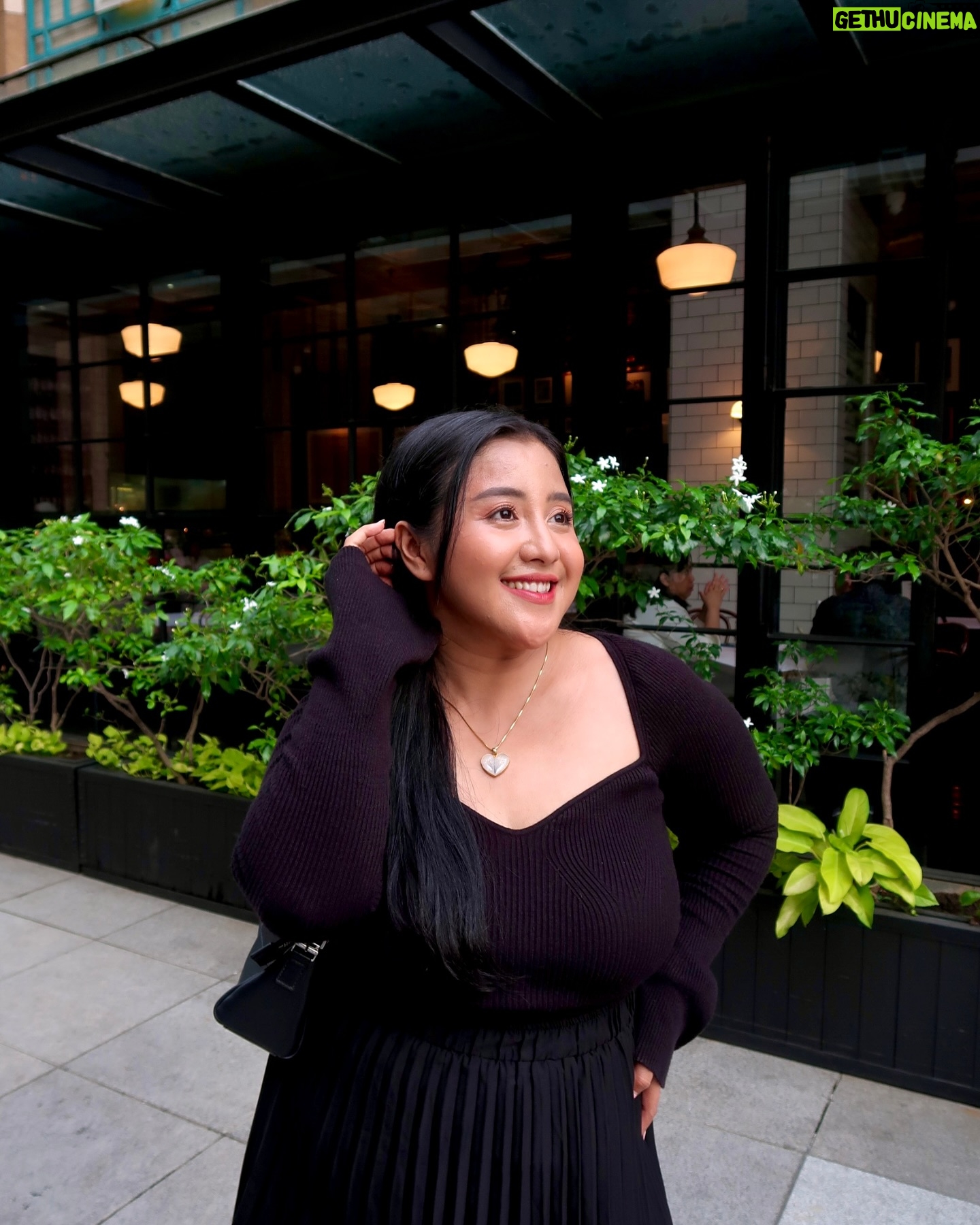 Fitria Rasyidi - 10K Likes - Mode serius 🖤