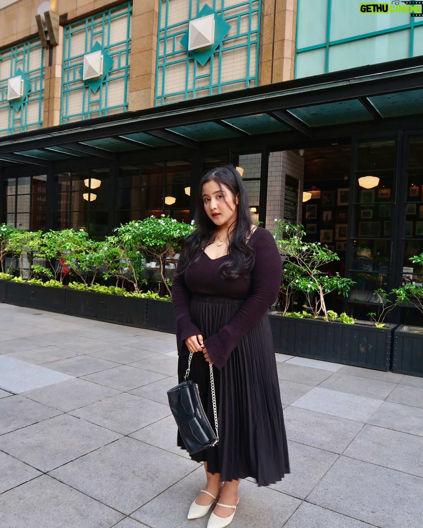 Fitria Rasyidi - 10K Likes - Mode serius 🖤