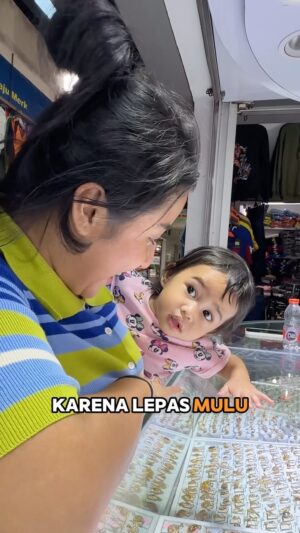 Fitria Rasyidi Instagram - Dikira amela bayik cowok 🙈😮‍💨🤣 jadi dipakein anting lagi deh… untung nemu pasarnya 😆 yang punya anak bayi cewek brp kali ganti anting hayo??