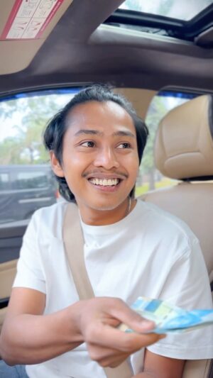 Fitria Rasyidi Instagram - Pake ketauan segala lagi suek 😫 yaudaah sekalian aja ngajak amela jajan ke @alfamart aja lumayan udah dapat sabun buat 2 bulan! Pastinya sabun kesayangan amela @Zwitsal_id ada yang baru Sabun Zwitsal Hair & Body lagi ada promo 25.900 untuk 1 pack 400 ml.

Cuma bawa 50 rebu an bisa dapat 2 pack Sabun Zwitsal Hair & Body. Yuk buruan coba bundd kelembutan Sabun Zwitsal baru... aku uda coba dan beneran bikin kulit baby Amela jadi Happy Skin.. kulit yg lebih dr lembut, jadi nyaman dan ga tantrum deh 😝

Tersedia dalam 4 varian, yak ada  Aloe Vera, Antibacterial, Milky Honey, dan Telon. Buruan sebelum kehabisan ya bunddd!