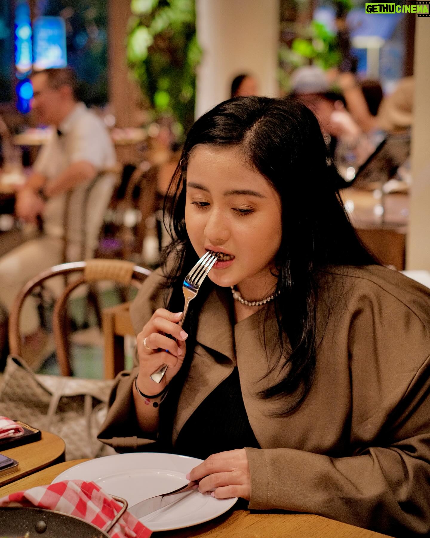 Fitria Rasyidi - 7.8K Likes - Good friends, good food, good mood, goodday cappucino enyakk😋✨