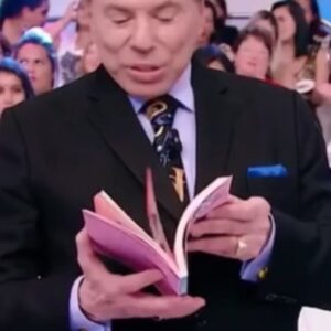 Flavia Pavanelli Instagram - Essa foi a primeira vez que vi o Silvio Santos. Não consegui tirar uma selfie ou tirar qualquer outra foto com ele porque quando o vi pessoalmente, minha pressão caiu. Me lembro da sensação até hoje, que loucura. Ver um grande ícone na minha frente parecia algo irreal. Levar o crachá no peito dessa grande emissora por 5 anos é um marco em minha história, honro isso com muito orgulho até hoje. O SBT mudou minha vida. Serei eternamente grata! Deixo aqui meu carinho a Dona Íris e toda família Abravanel. O Brasil inteiro está de luto 🖤🌹