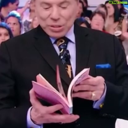 Flavia Pavanelli - 208.3K Likes - Essa foi a primeira vez que vi o Silvio Santos. Não consegui tirar uma selfie ou tirar qualquer outra foto com ele porque quando o vi pessoalmente, minha pressão caiu. Me lembro da sensação até hoje, que loucura. Ver um grande ícone na minha frente parecia algo irreal. Levar o crachá no peito dessa grande emissora por 5 anos é um marco em minha história, honro isso com muito orgulho até hoje. O SBT mudou minha vida. Serei eternamente grata! Deixo aqui meu carinho a Dona Íris e toda família Abravanel. O Brasil inteiro está de luto 🖤🌹