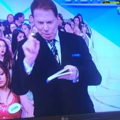 Flavia Pavanelli - 208.3K Likes - Essa foi a primeira vez que vi o Silvio Santos. Não consegui tirar uma selfie ou tirar qualquer outra foto com ele porque quando o vi pessoalmente, minha pressão caiu. Me lembro da sensação até hoje, que loucura. Ver um grande ícone na minha frente parecia algo irreal. Levar o crachá no peito dessa grande emissora por 5 anos é um marco em minha história, honro isso com muito orgulho até hoje. O SBT mudou minha vida. Serei eternamente grata! Deixo aqui meu carinho a Dona Íris e toda família Abravanel. O Brasil inteiro está de luto 🖤🌹