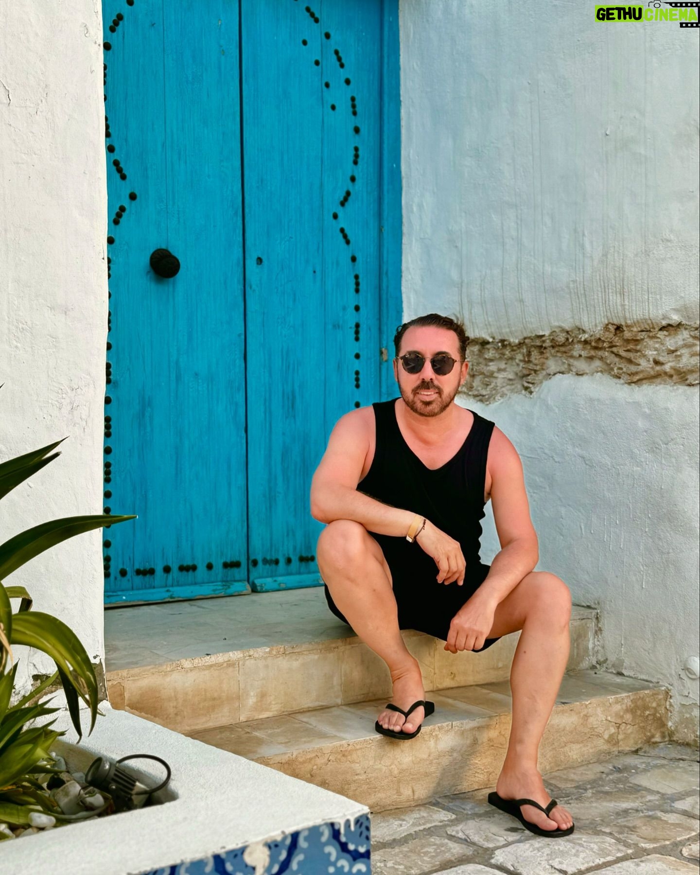 Flávio Furtado - 3.1K Likes - Perdido entre o azul do céu e o branco das casas caiadas, descobri que férias perfeitas têm as cores desta ilha.
