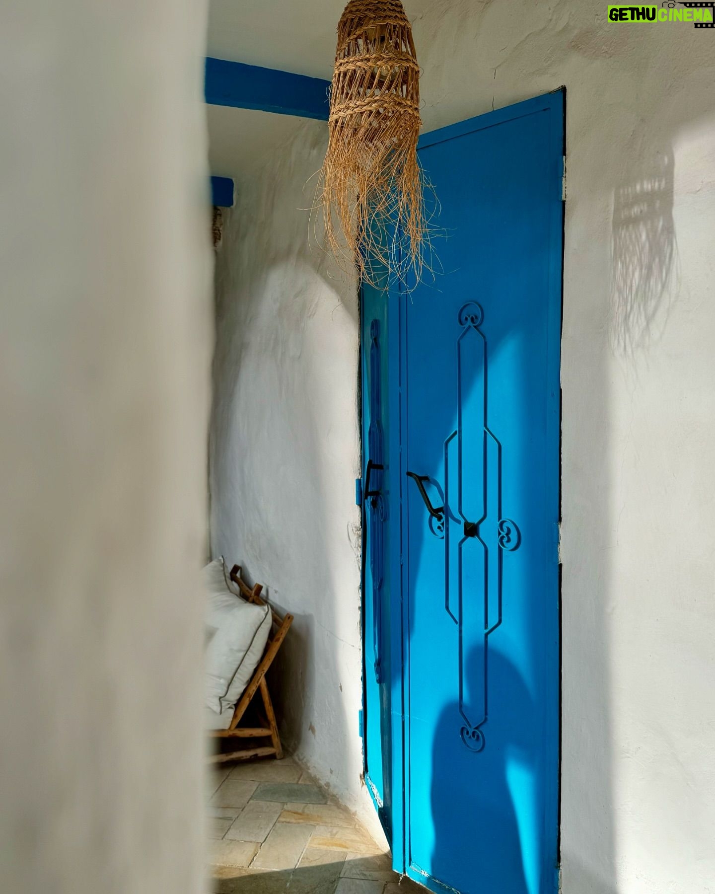 Flávio Furtado - 3.1K Likes - Perdido entre o azul do céu e o branco das casas caiadas, descobri que férias perfeitas têm as cores desta ilha.