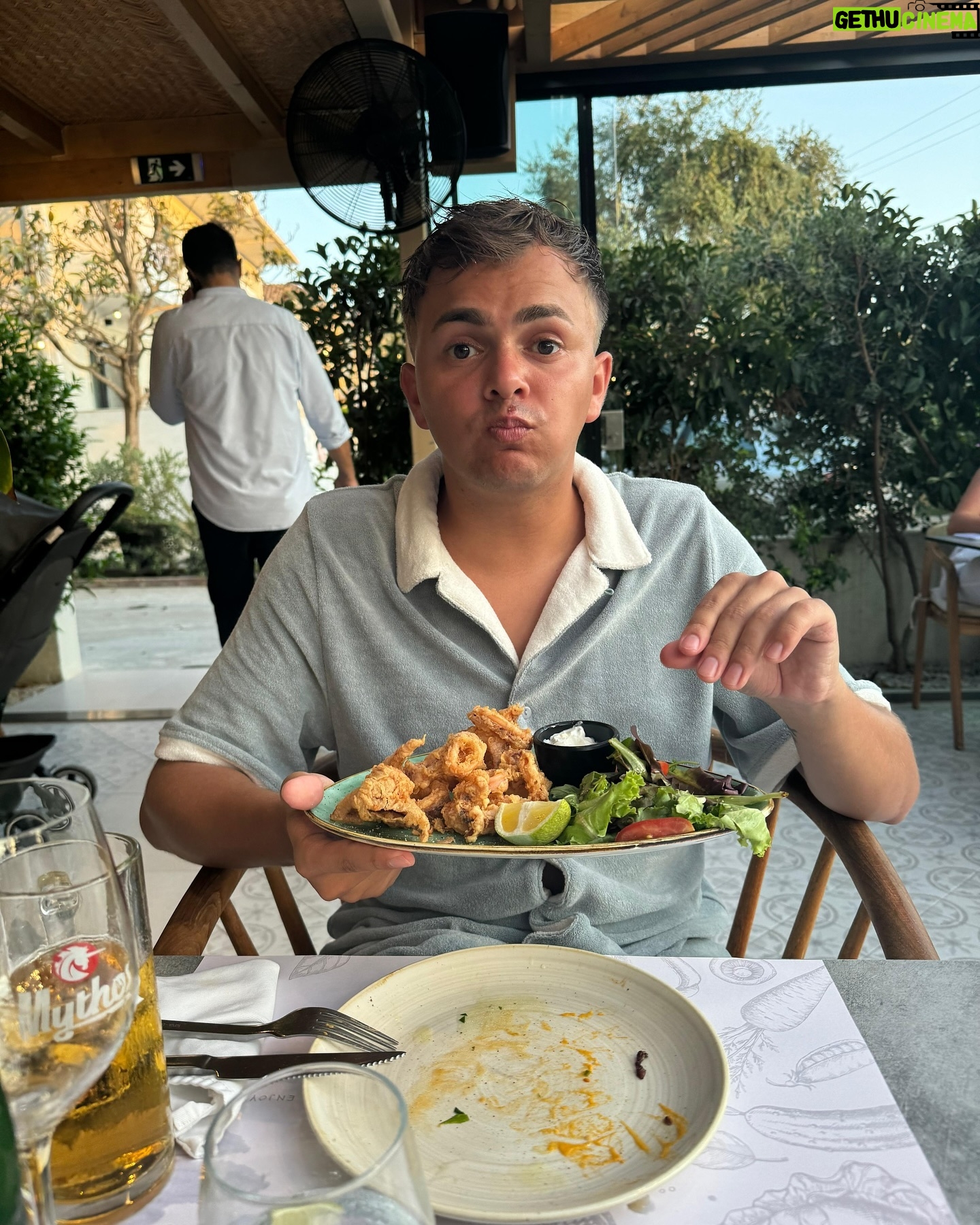 Flemming Viguurs - 12.5K Likes - Heerlijk weekje opladen in Griekenland! 🇬🇷🍽️🌊🎾☀️
