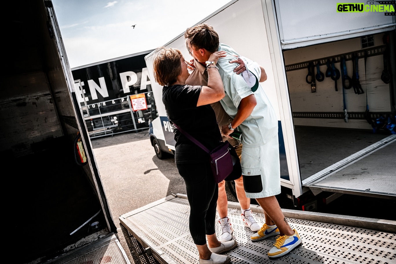 Flemming Viguurs - 7.1K Likes - 😍CONCERT AT SEA😍
3 jaar achter elkaar dit fantastische festival mogen spelen en nu mochten we de MainStage openen! Wauw wat een energie, wat een heerlijk weer & wat een fijn publiek! Ontzettend bedankt dat we weer mochten spelen op dit prachtige festival❤️
X FLEM
📸: @olerethans
