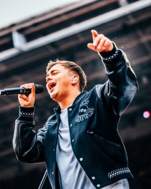 Flemming Viguurs Instagram - 𝗚𝗢𝗢𝗗 𝗧𝗢 𝗕𝗘 𝗕𝗔𝗖𝗞! 🔥 Na een paar dagen afwezigheid door een flinke griep, blij gisteren weer terug te zijn bij Guus. Vanavond de allerlaatste! Zin in! 🙌