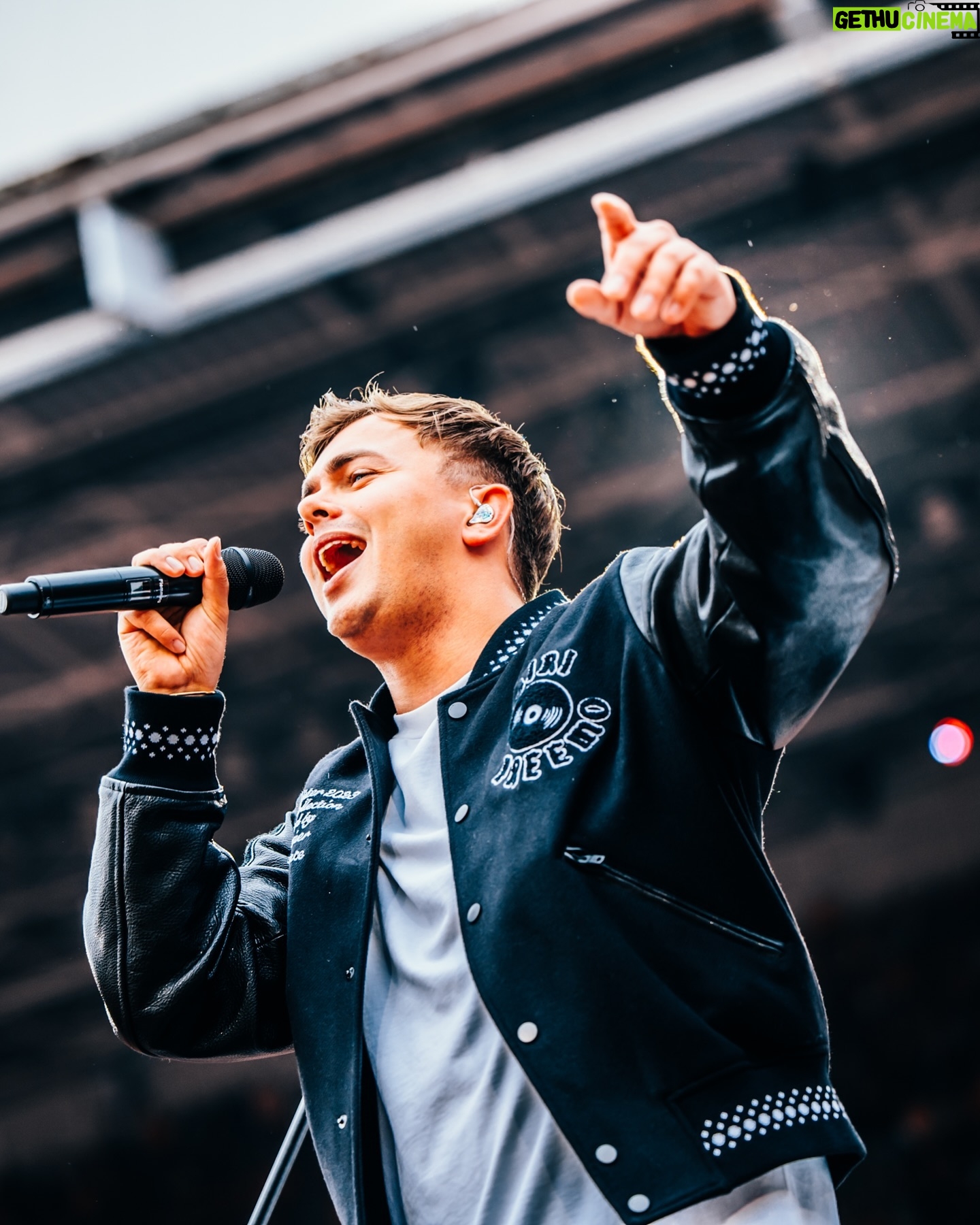 Flemming Viguurs - 8.6K Likes - 𝗚𝗢𝗢𝗗 𝗧𝗢 𝗕𝗘 𝗕𝗔𝗖𝗞! 🔥 Na een paar dagen afwezigheid door een flinke griep, blij gisteren weer terug te zijn bij Guus. Vanavond de allerlaatste! Zin in! 🙌