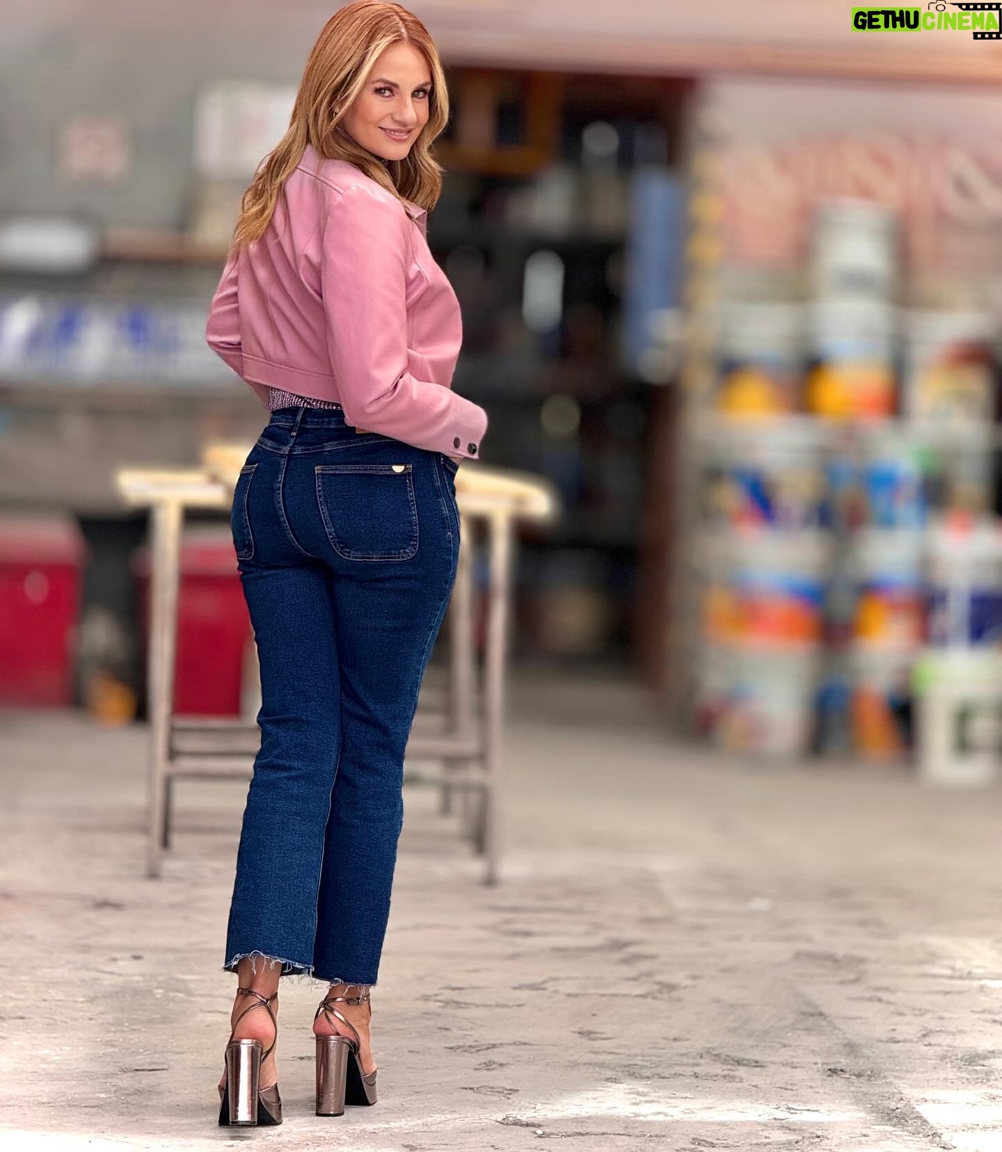 Flor Rubio - 2.1K Likes - A gozar… levántate, sal de tu zona de confort, la vida es un suspiro. 😉💜 Gran fin de semana.
