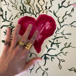 Florence Welch Instagram - ♥️ I got the 3 tattooed when I was three years sober, on a finger broken during a drunken fight with a wall, (don’t worry the wall is fine) I am six years sober today. 
I send love to anyone on day 1. 
I love you. I’m with you 🤚🏼