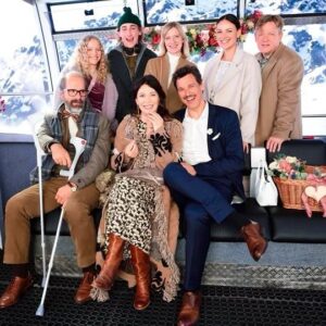 Florian David Fitz Instagram - Seid Ihr schon bereit für verbale Lawinen und familiäre Gletscherspalten? Am 19.12. geht diese Katastrophe von Familie in die dritte Runde der Familienkatastrophen. Zieht Euch warm an. #derspitzname @constantinfilm #keineschneemetaferauslassen
