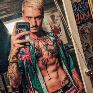 Florian Diedrich Instagram - 1 - Home Gym sieht aus wie Berliner Club Toilette WTF 
2 - Outfit of the day check 
3 - Beste Kissen 
4 - Pump Pic muss 
5 - Strawberry Milkshake steht dieses Jahr noch 
6 - Ihr erstes tag 😁 
7 - bin schon ein bisschen in love mit dem neuen Bike 
8 - Oni Shirt aus dem aktuellen IDR Drop 
9 - NGE Fans weinen hier 
X - Wo sind meine Homies aus der Sad People Society? 👋🏻