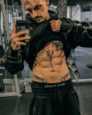 Florian Diedrich Instagram - 1 - new ink 🖤 
2 - Spiegel-Selfie 
3 - einfach unscharf 
4 - ich fahre unheimlich gerne Auto. Entdecke dabei ständig neue Musik & hab einfach meist ne gute Zeit. Fahrt ihr gerne Auto, oder ist das Stress für euch? 
5 - Kickboxen, Bild nach dem Training 
6 - Kickboxen, Bild nach dem Sparring... 😅 
7 - Checkt unbedingt den aktuellen IDR Drop aus!!! 
8 - Summer Fit Check 
9 - new Cap 
10 - neues Auto für den Berliner Stadtverkehr. Monster Truck "Joker" mit über 900 PS 😂