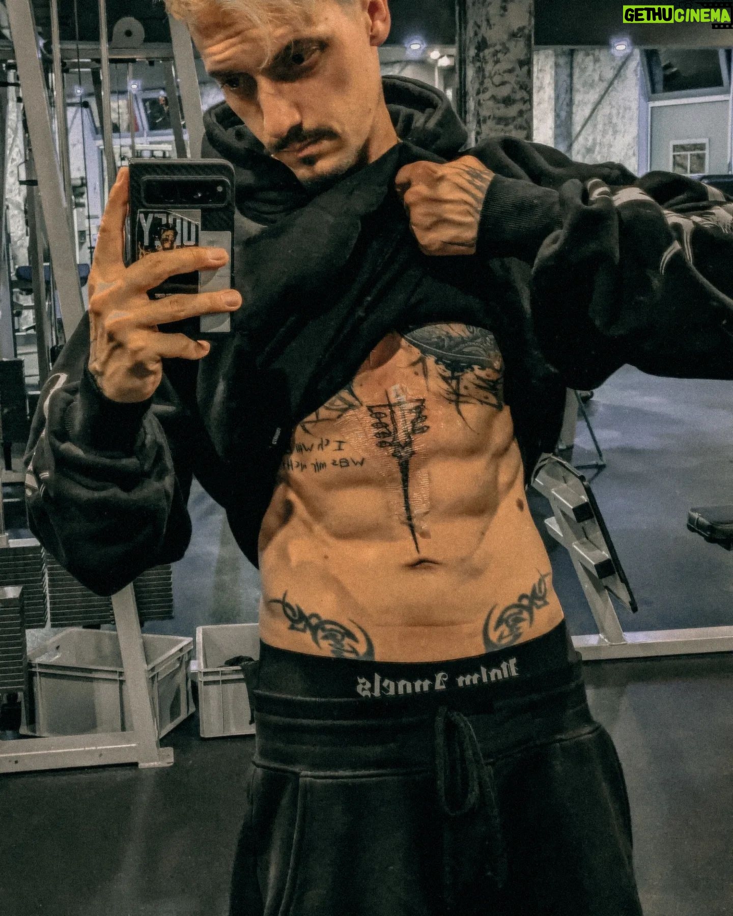 Florian Diedrich - 9.2K Likes - 1 - new ink 🖤
2 - Spiegel-Selfie
3 - einfach unscharf
4 - ich fahre unheimlich gerne Auto. Entdecke dabei ständig neue Musik & hab einfach meist ne gute Zeit. Fahrt ihr gerne Auto, oder ist das Stress für euch?
5 - Kickboxen, Bild nach dem Training
6 - Kickboxen, Bild nach dem Sparring... 😅
7 - Checkt unbedingt den aktuellen IDR Drop aus!!!
8 - Summer Fit Check
9 - new Cap
10 - neues Auto für den Berliner Stadtverkehr. Monster Truck "Joker" mit über 900 PS 😂