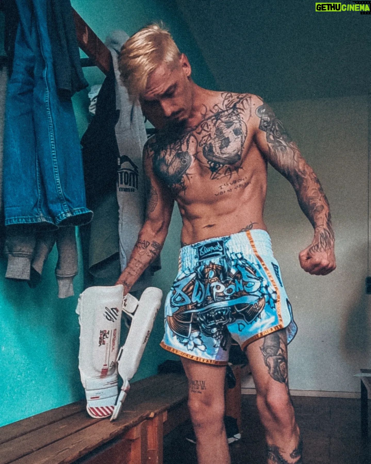 Florian Diedrich - 9.2K Likes - 1 - new ink 🖤
2 - Spiegel-Selfie
3 - einfach unscharf
4 - ich fahre unheimlich gerne Auto. Entdecke dabei ständig neue Musik & hab einfach meist ne gute Zeit. Fahrt ihr gerne Auto, oder ist das Stress für euch?
5 - Kickboxen, Bild nach dem Training
6 - Kickboxen, Bild nach dem Sparring... 😅
7 - Checkt unbedingt den aktuellen IDR Drop aus!!!
8 - Summer Fit Check
9 - new Cap
10 - neues Auto für den Berliner Stadtverkehr. Monster Truck "Joker" mit über 900 PS 😂