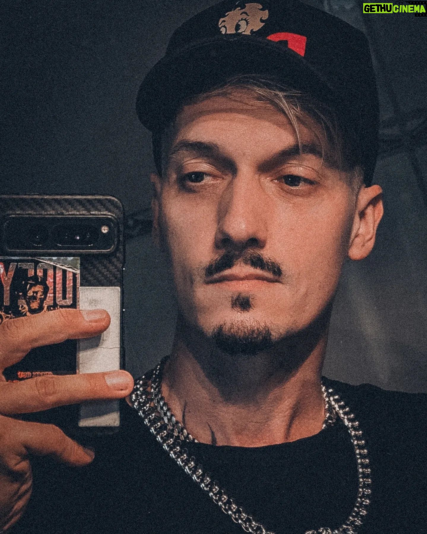 Florian Diedrich - 9.2K Likes - 1 - new ink 🖤
2 - Spiegel-Selfie
3 - einfach unscharf
4 - ich fahre unheimlich gerne Auto. Entdecke dabei ständig neue Musik & hab einfach meist ne gute Zeit. Fahrt ihr gerne Auto, oder ist das Stress für euch?
5 - Kickboxen, Bild nach dem Training
6 - Kickboxen, Bild nach dem Sparring... 😅
7 - Checkt unbedingt den aktuellen IDR Drop aus!!!
8 - Summer Fit Check
9 - new Cap
10 - neues Auto für den Berliner Stadtverkehr. Monster Truck "Joker" mit über 900 PS 😂