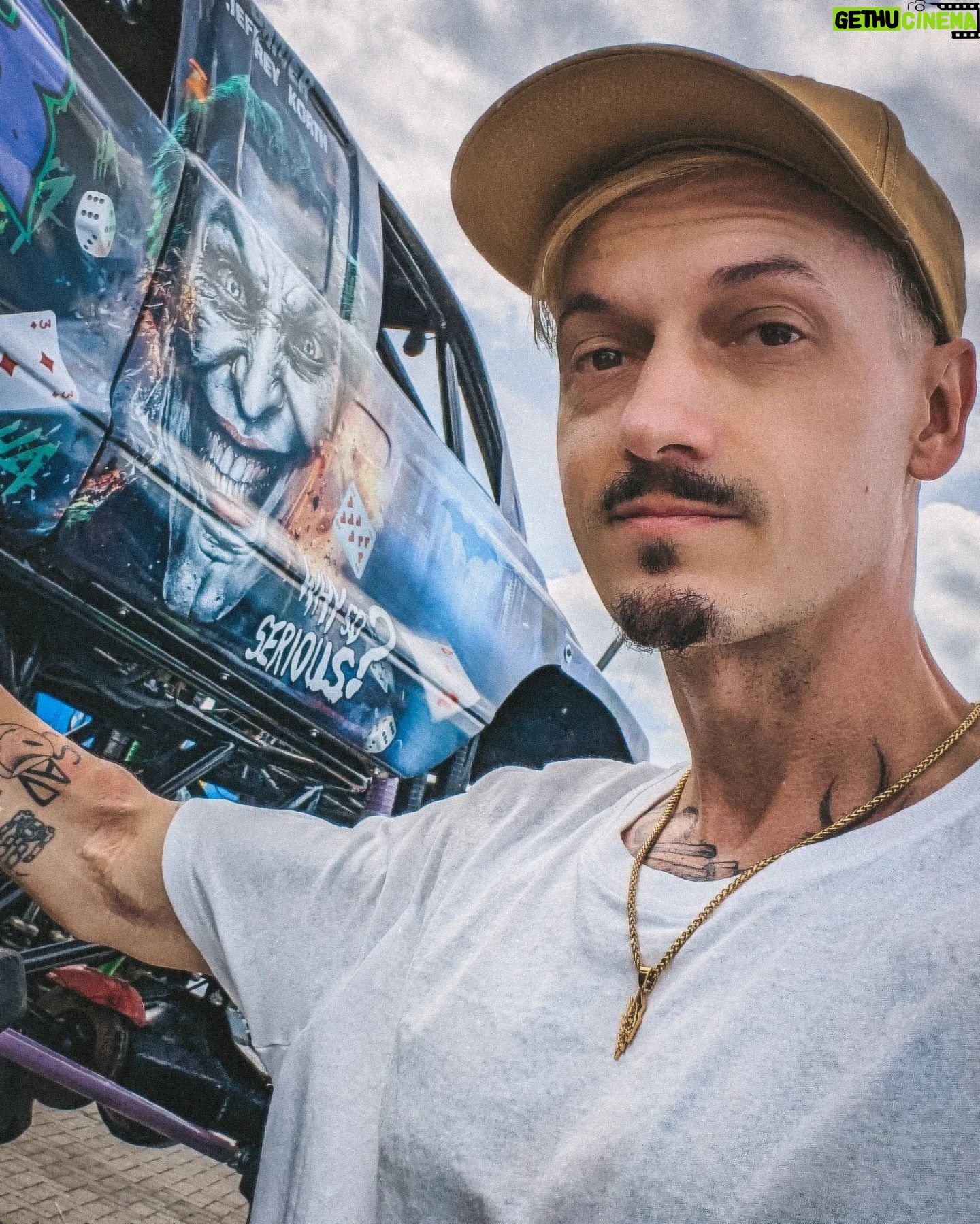 Florian Diedrich - 9.2K Likes - 1 - new ink 🖤
2 - Spiegel-Selfie
3 - einfach unscharf
4 - ich fahre unheimlich gerne Auto. Entdecke dabei ständig neue Musik & hab einfach meist ne gute Zeit. Fahrt ihr gerne Auto, oder ist das Stress für euch?
5 - Kickboxen, Bild nach dem Training
6 - Kickboxen, Bild nach dem Sparring... 😅
7 - Checkt unbedingt den aktuellen IDR Drop aus!!!
8 - Summer Fit Check
9 - new Cap
10 - neues Auto für den Berliner Stadtverkehr. Monster Truck "Joker" mit über 900 PS 😂