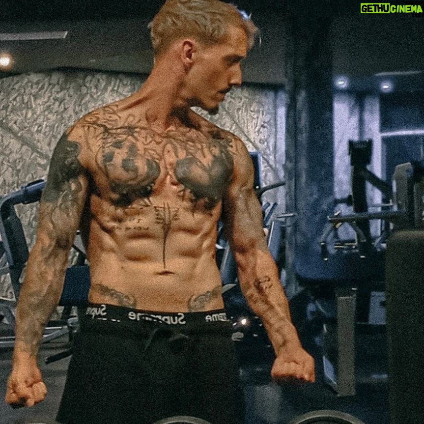 Florian Diedrich - 6.7K Likes - 1 - Home Gym sieht aus wie Berliner Club Toilette WTF
2 - Outfit of the day check
3 - Beste Kissen
4 - Pump Pic muss
5 - Strawberry Milkshake steht dieses Jahr noch
6 - Ihr erstes tag 😁
7 - bin schon ein bisschen in love mit dem neuen Bike
8 - Oni Shirt aus dem aktuellen IDR Drop
9 - NGE Fans weinen hier
X - Wo sind meine Homies aus der Sad People Society? 👋🏻
