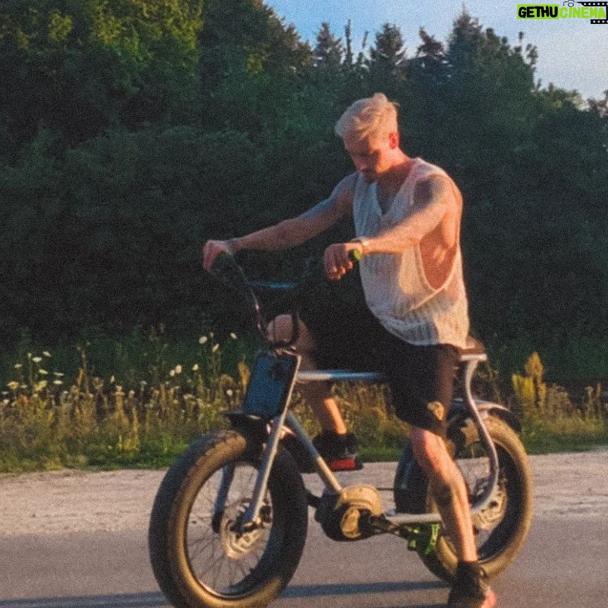 Florian Diedrich - 6.7K Likes - 1 - Home Gym sieht aus wie Berliner Club Toilette WTF
2 - Outfit of the day check
3 - Beste Kissen
4 - Pump Pic muss
5 - Strawberry Milkshake steht dieses Jahr noch
6 - Ihr erstes tag 😁
7 - bin schon ein bisschen in love mit dem neuen Bike
8 - Oni Shirt aus dem aktuellen IDR Drop
9 - NGE Fans weinen hier
X - Wo sind meine Homies aus der Sad People Society? 👋🏻