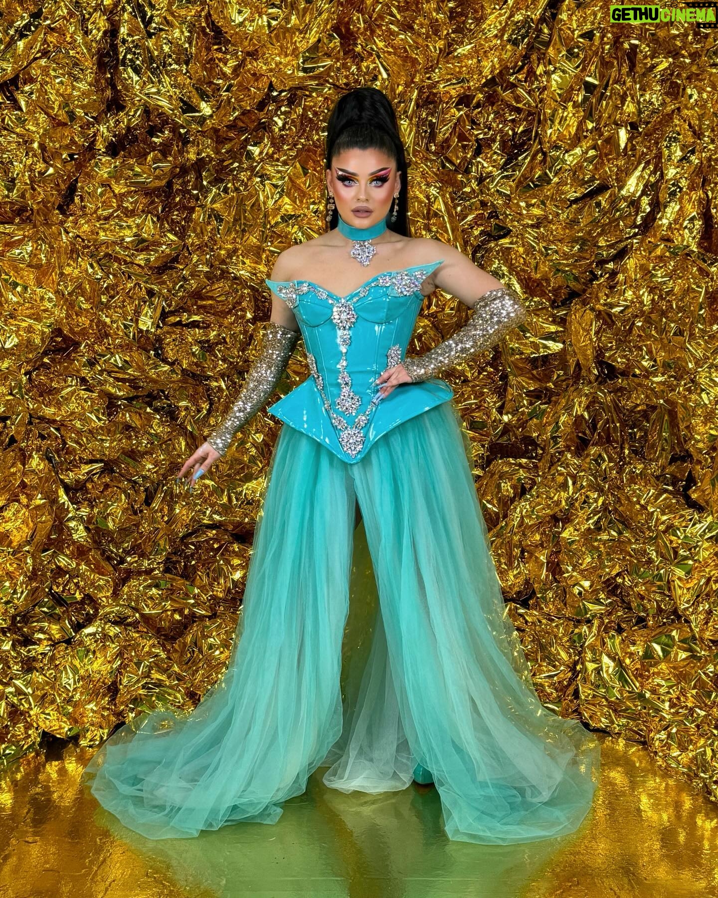Fontana - 3.9K Likes - DAY 1 @rupaulsdragcon 🩵 I’m speechless. This whole day feels like a dream, thank you to every and single one of you who came by. You made me believe in dreams and now you’re making mine come true.
Huge thanks to my sister @victoriashakespears @kellyheelton @missabbyomg from @brazilianroyaltea for this incredible day! And our fantastic crew who worked so hard! 🩵 you still can meet us at the blog F28 tomorrow and hurry up cause we’re selling out 😍
Special thanks to @nyxcosmeticsnordics for taking me all the way from Stockholm to London to be part of this magic experience ✨
Outfit: @thepeterenglund
#fontana #dragqueen #rupaulsdragrace #dragconuk #rupaulsdragcon #rupaulsdragconuk