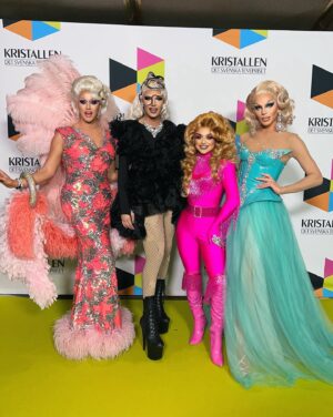 Fontana Instagram - Tack för en fantastisk kväll @tvpriset_kristallen ✨ This look was inspired by my entrance look on @dragracesverige 🩷 

Outfit: @thepeterenglund 
Wings: @wsdesign86 
Hair: @eireheadwigs 

#fontana #kristallen #dragqueen