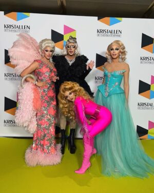 Fontana Instagram - Tack för en fantastisk kväll @tvpriset_kristallen ✨ This look was inspired by my entrance look on @dragracesverige 🩷 

Outfit: @thepeterenglund 
Wings: @wsdesign86 
Hair: @eireheadwigs 

#fontana #kristallen #dragqueen