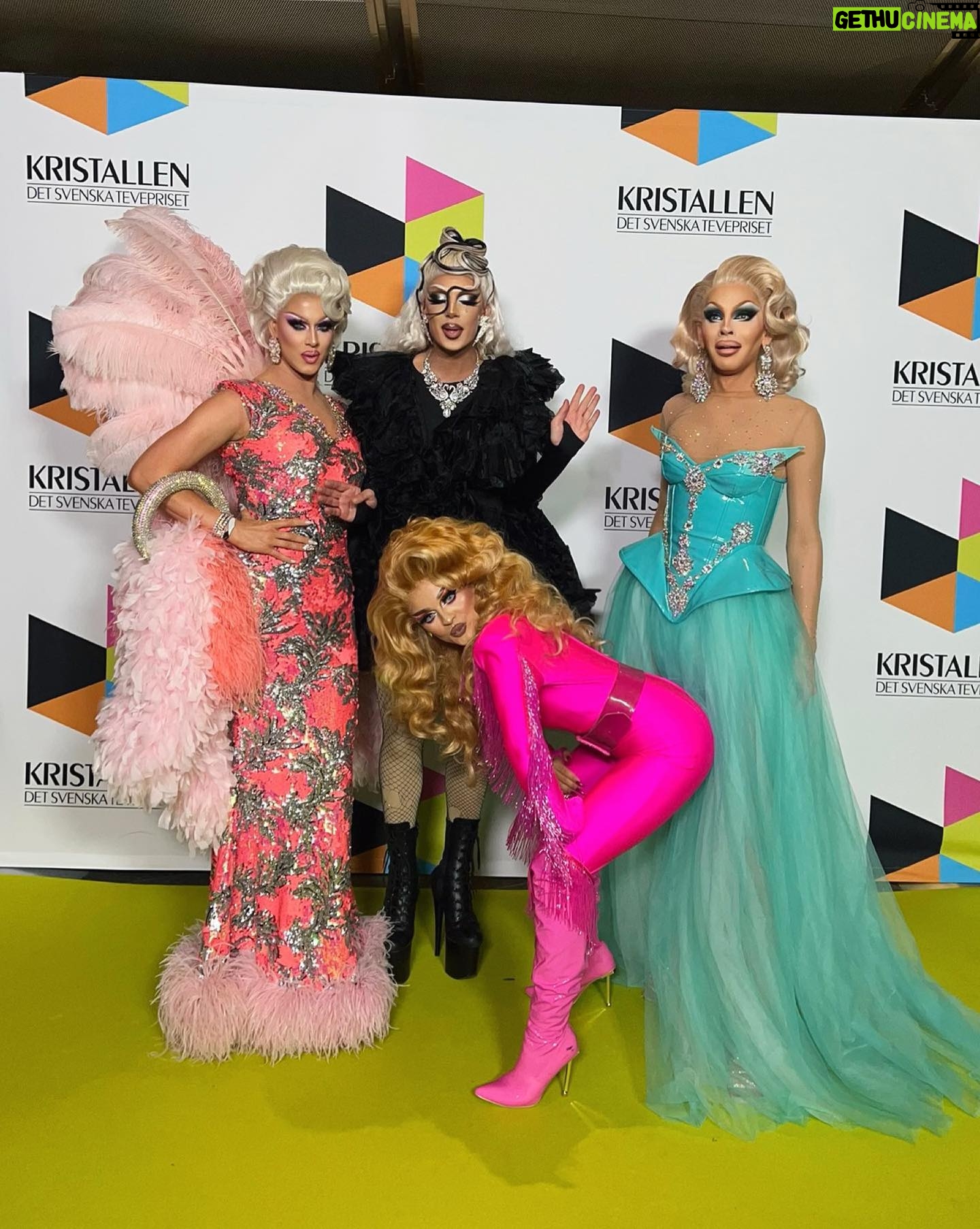 Fontana - 4.7K Likes - Tack för en fantastisk kväll @tvpriset_kristallen ✨ This look was inspired by my entrance look on @dragracesverige 🩷
Outfit: @thepeterenglund
Wings: @wsdesign86
Hair: @eireheadwigs
#fontana #kristallen #dragqueen