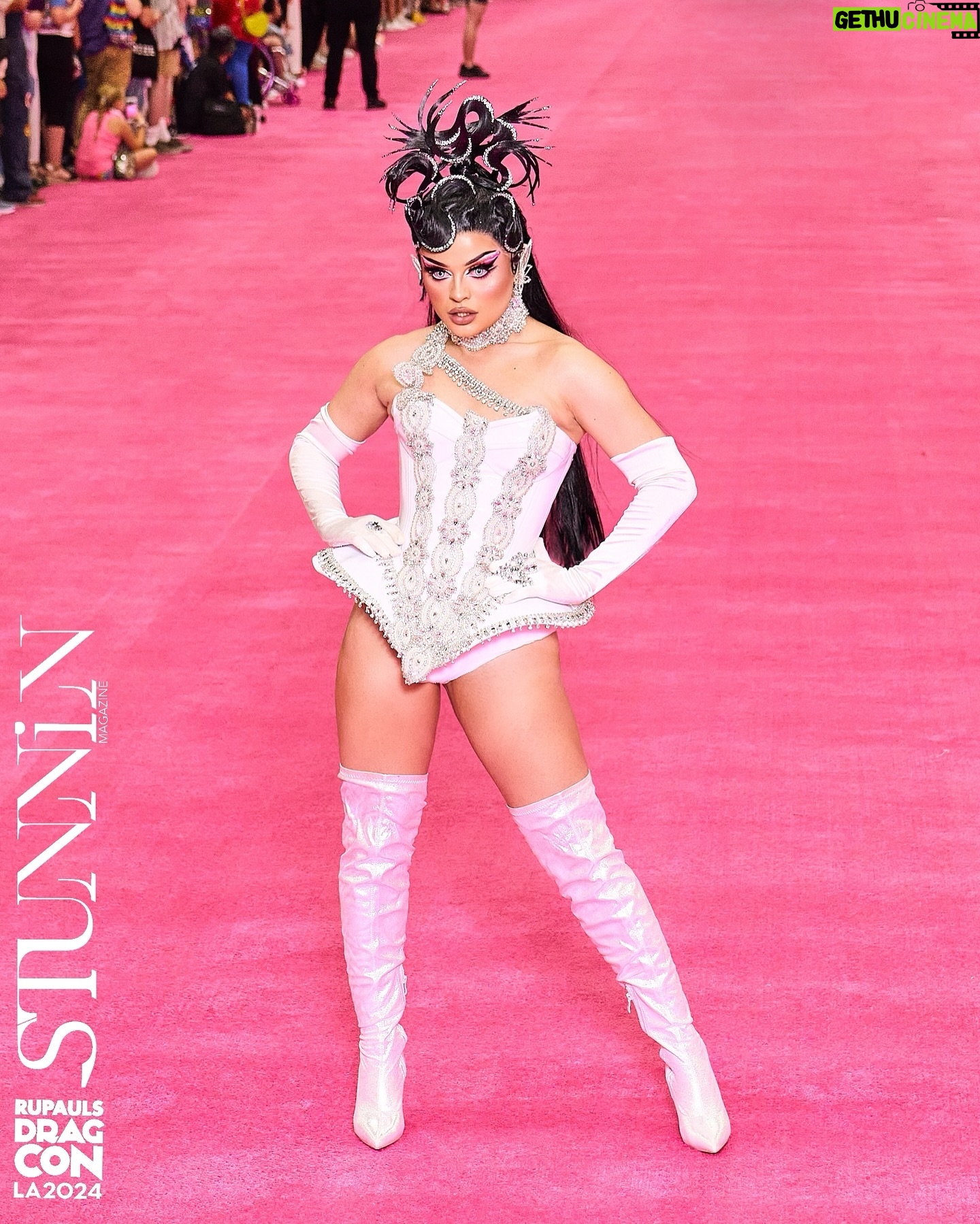 Fontana - 2.8K Likes - RUPAUL’S DRAGCON LA 🩷 Thank you for all the love I’ve received the past days, this experience was magical ✨ I love you forever!!! 🥹
Special thanks to my partner @nyxcosmeticsnordics for taking me all the way from Sweden to LA, with love 🥰
Outfit: @thepeterenglund
Hair: @eireheadwigs
Photos: @stunnin.mag
And the biggest love and respect to my dream team @carol_the_drag_translator and @stefanmatarazzo from @poshclublisbon for being there for me and helping me with literally everything, love you both so much!! ❤️
#fontana #dragcon #rupaulsdragcon