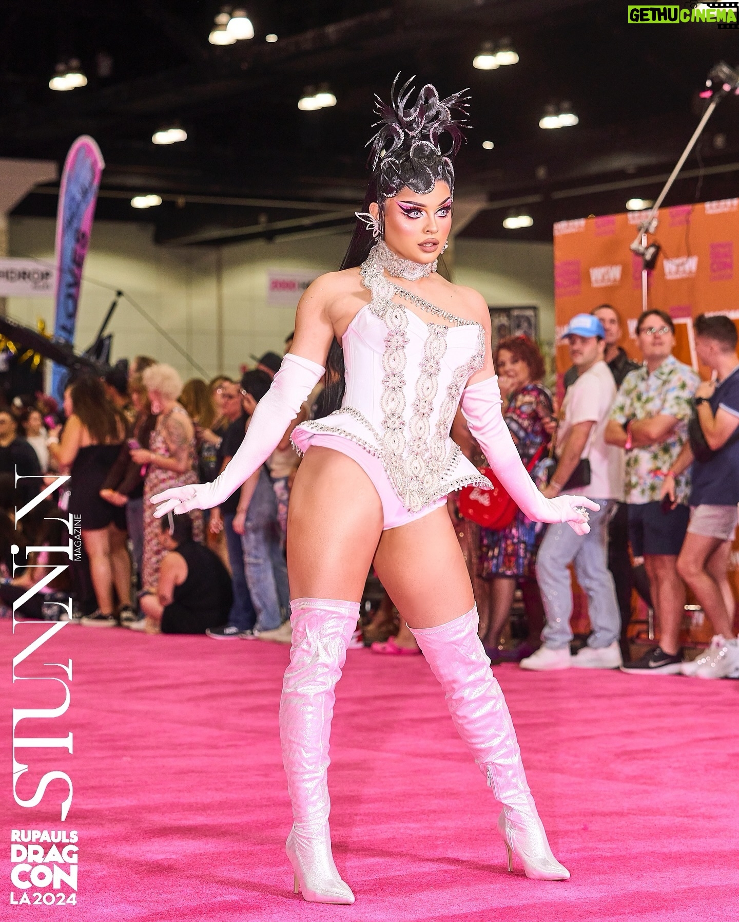 Fontana - 2.8K Likes - RUPAUL’S DRAGCON LA 🩷 Thank you for all the love I’ve received the past days, this experience was magical ✨ I love you forever!!! 🥹
Special thanks to my partner @nyxcosmeticsnordics for taking me all the way from Sweden to LA, with love 🥰
Outfit: @thepeterenglund
Hair: @eireheadwigs
Photos: @stunnin.mag
And the biggest love and respect to my dream team @carol_the_drag_translator and @stefanmatarazzo from @poshclublisbon for being there for me and helping me with literally everything, love you both so much!! ❤️
#fontana #dragcon #rupaulsdragcon